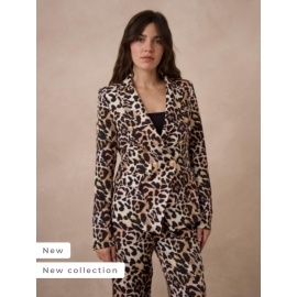 Atentif leopard jakkesæt
